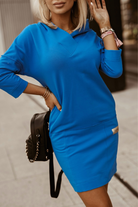 Abito casual sportivo blu in cotone con cappuccio e scollo a V, look denim e sportivo di Moda-Mania, immagine frontale.