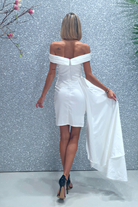 Abito corto bianco a barchetta in taffetà con strascico laterale e pieghe, moda-mania, abiti corti elegante e femminile