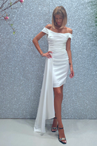 Abito corto bianco a barchetta in taffetà con strascico laterale e pieghe, di moda-Mania, visibile con dettagli eleganti.