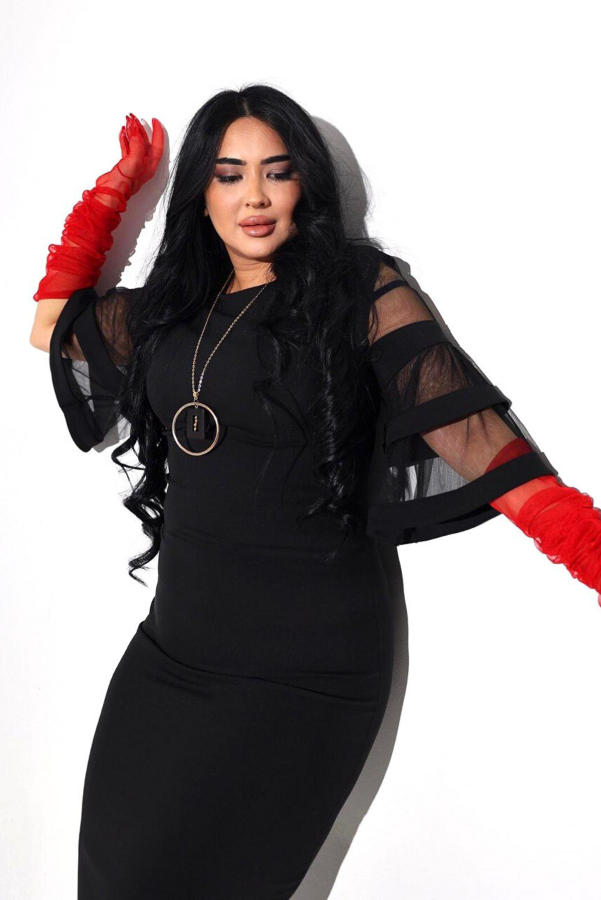 Abito midi nero per donna curvy di Moda-Mania, maniche a campana in tulle e chiusura con zip doppio cursore