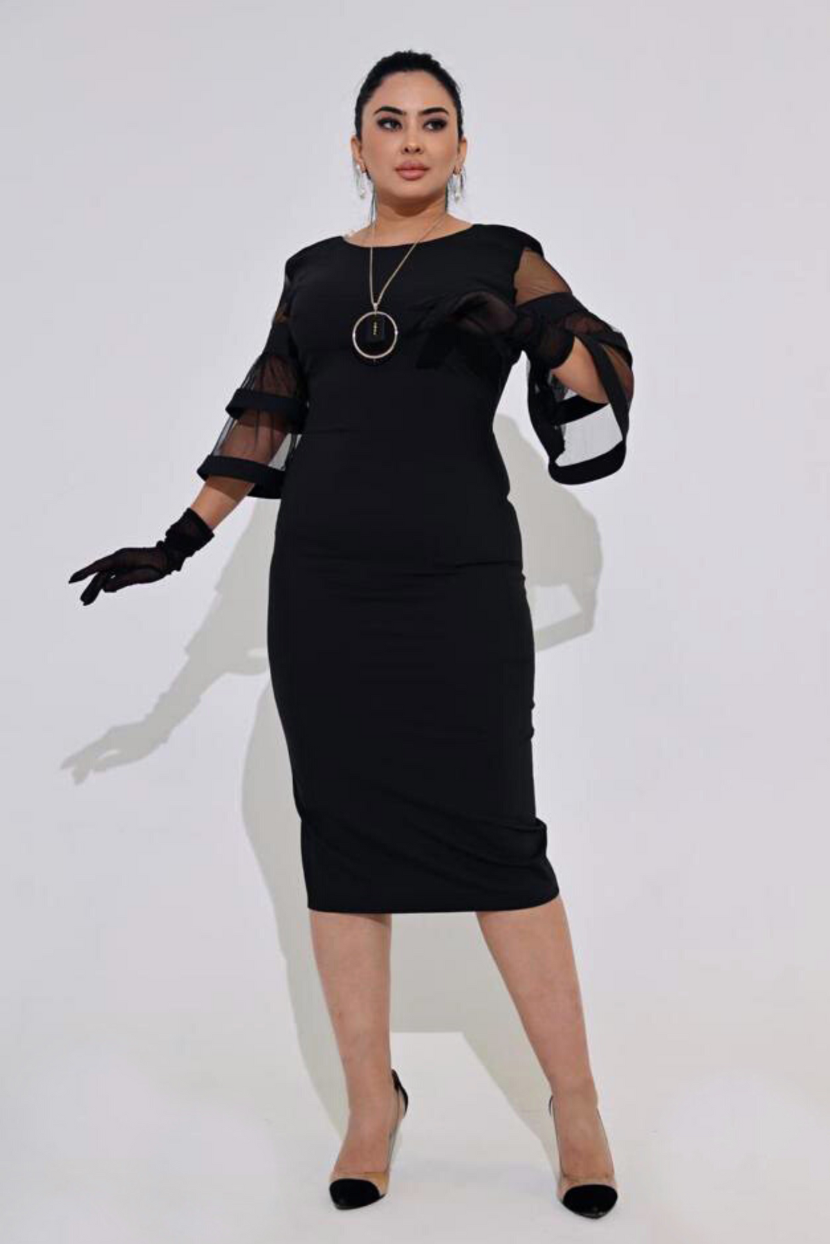 Abito midi nero per donne curvy con maniche a campana in tulle e chiusura con zip doppio cursore, vestibilità elegante.