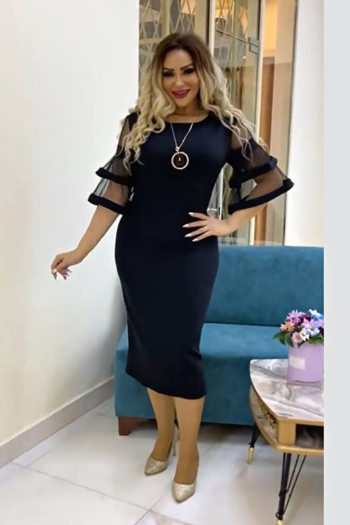 Abito midi nero per donne curvy di Moda-Mania con maniche a campana in tulle e zip doppio cursore.