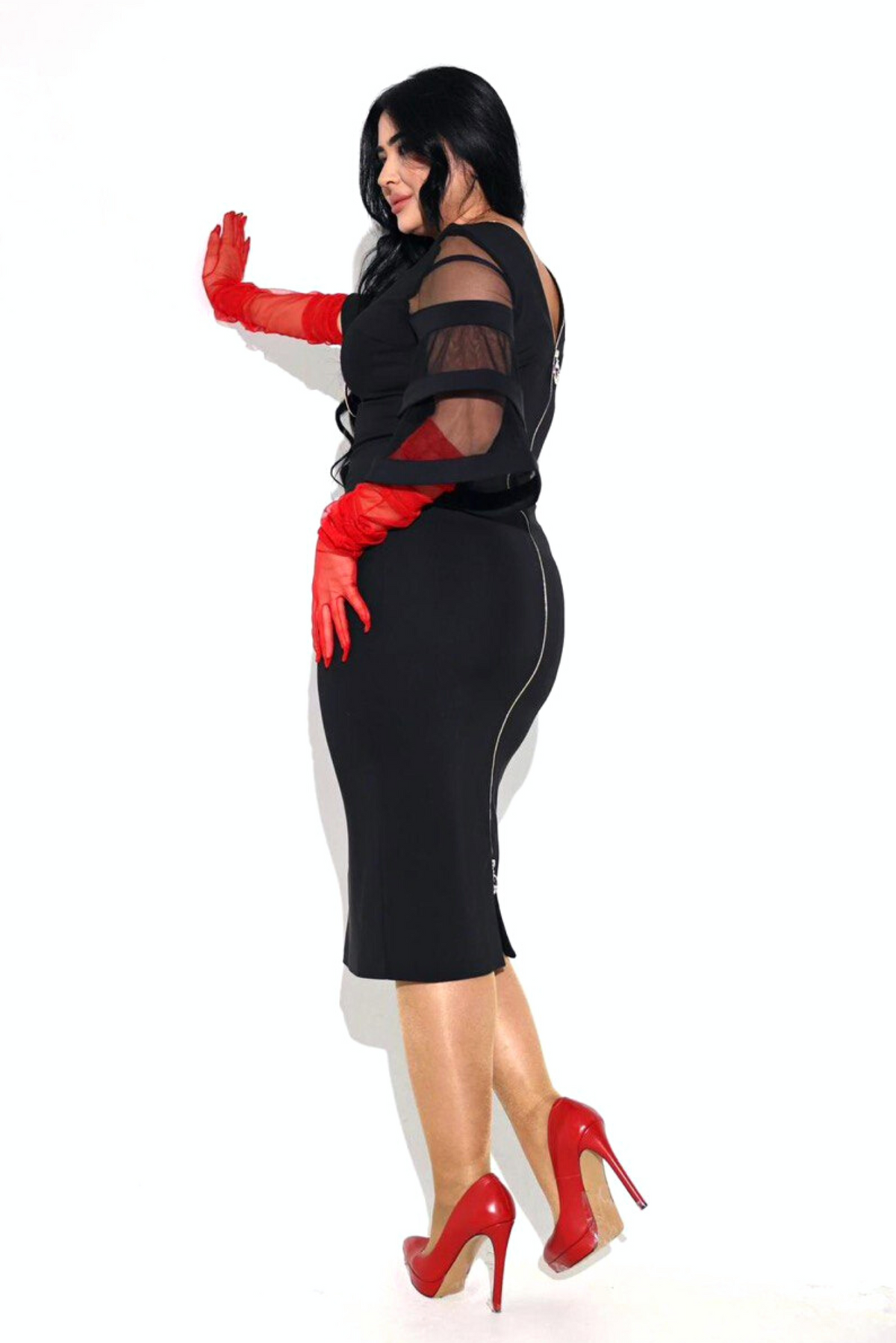 Abito midi nero per donne curvy di Moda-Mania con maniche a campana in tulle e zip doppio cursore, stile elegante e femminile.