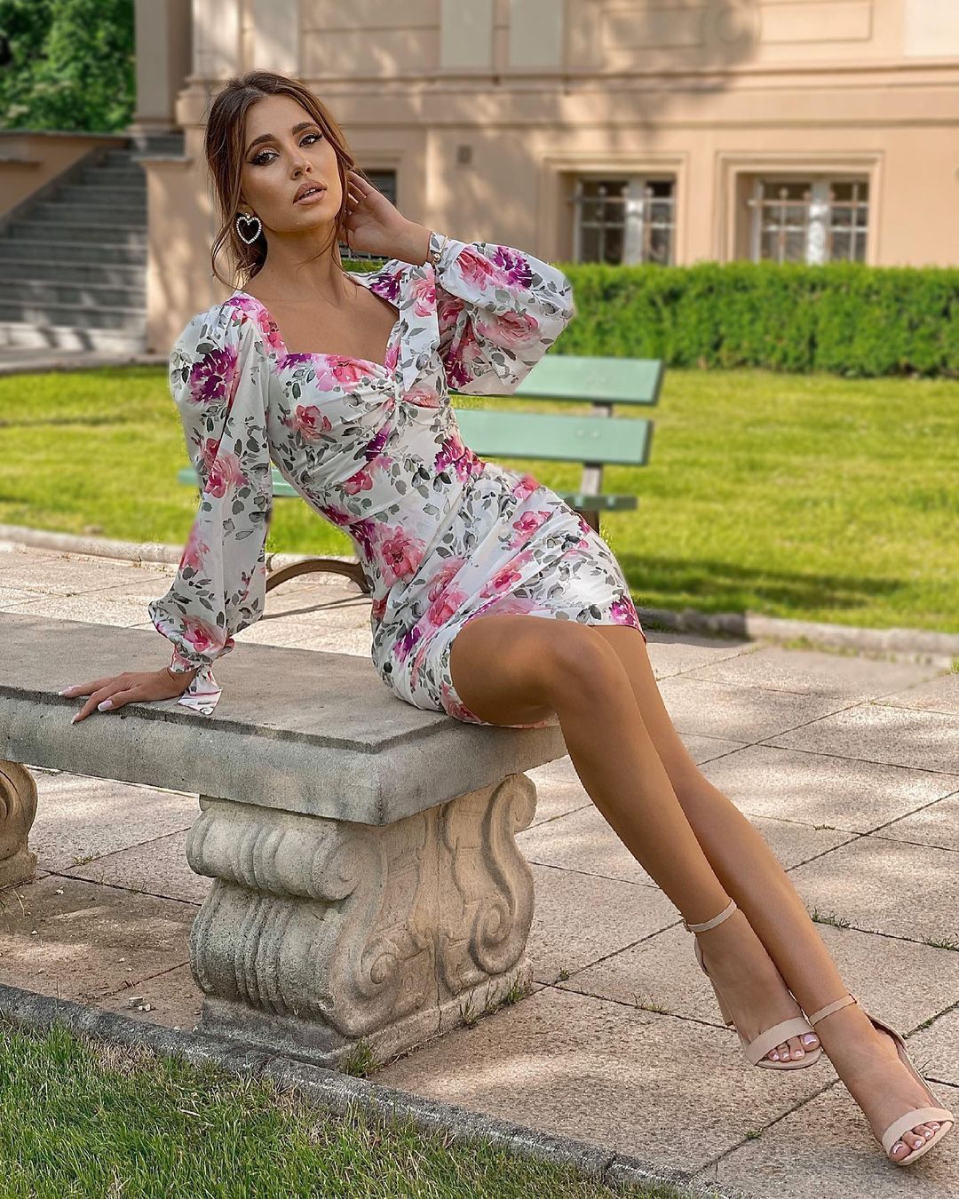 Abito estivo bianco aderente a fantasia floreale rosa con maniche lunghe e polsini allacciati