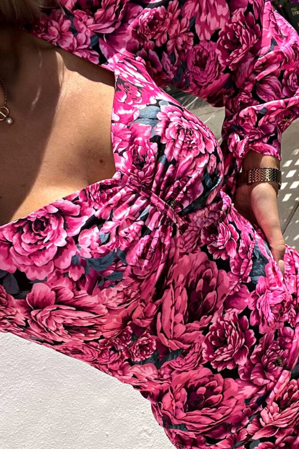 Abito estivo fucsia a fantasia floreale con maniche lunghe e polsini allacciati