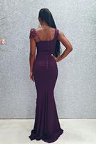 Abito lungo a sirena viola Chanttal con inserto in tulle ricamato a fiori 3D e perline, elegante e femminile.