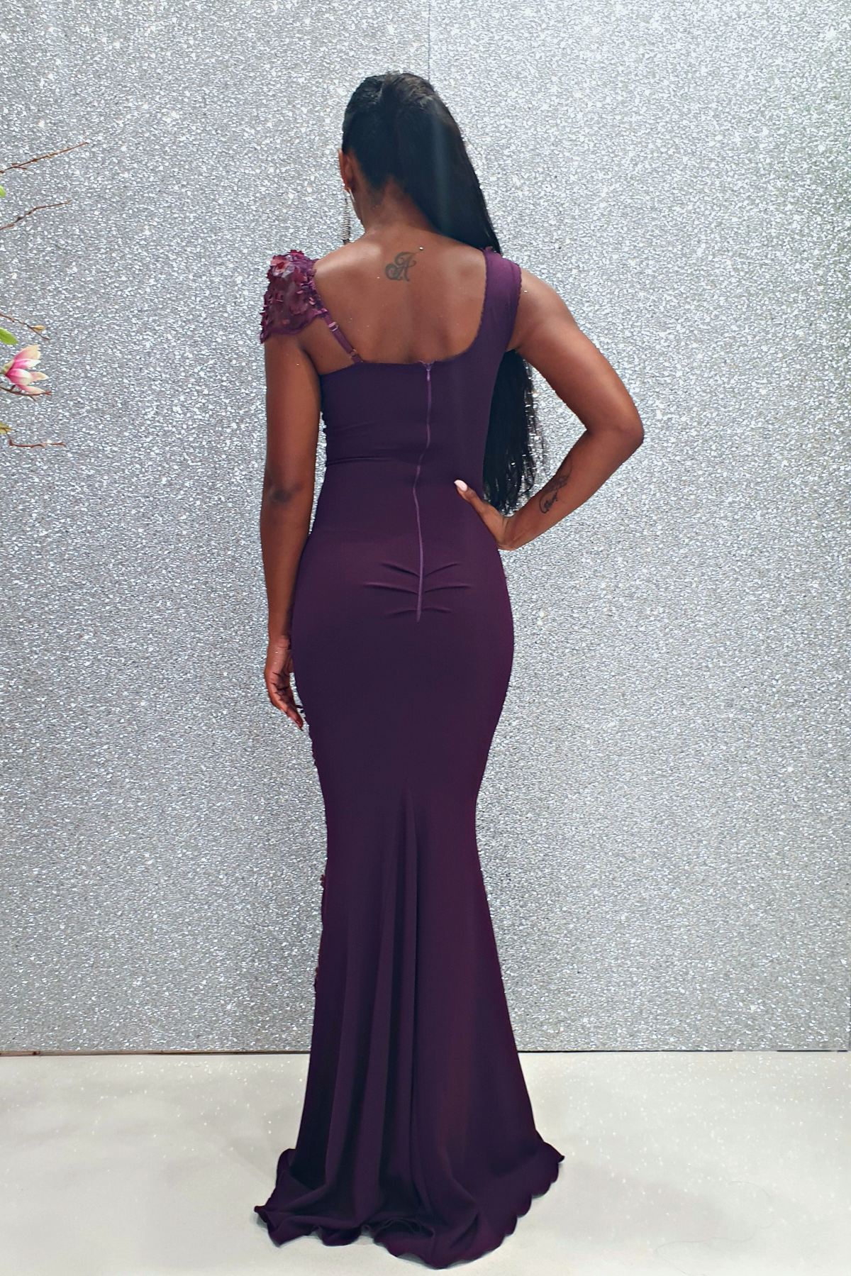Abito lungo a sirena viola Chanttal con inserto in tulle ricamato a fiori 3D e perline, elegante e femminile.