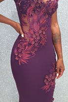Abito lungo a sirena viola Chanttal con inserto in tulle ricamato a fiori 3D e perline, elegante e femminile.