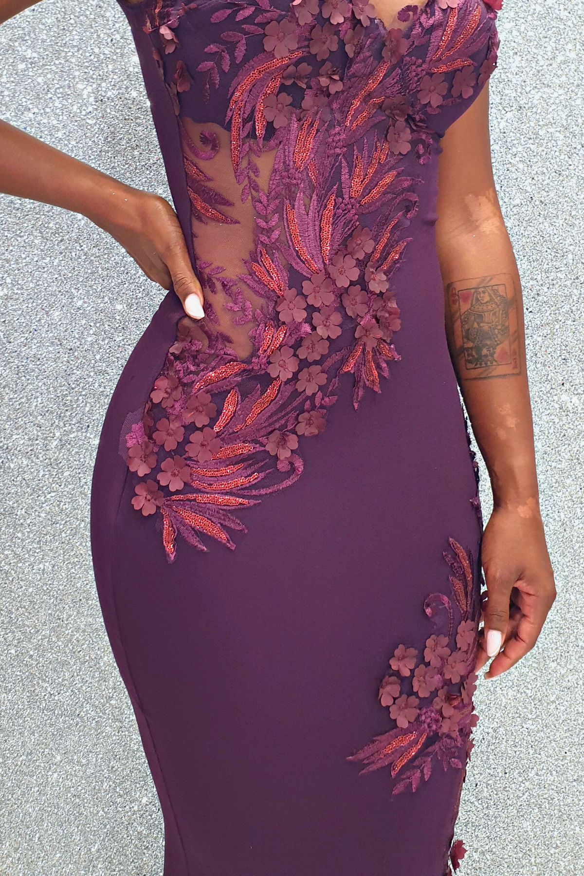 Abito lungo a sirena viola Chanttal con inserto in tulle ricamato a fiori 3D e perline, elegante e femminile.