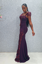 Abito lungo a sirena viola Chanttal con inserto in tulle ricamato a fiori 3D e perline, elegante e femminile.