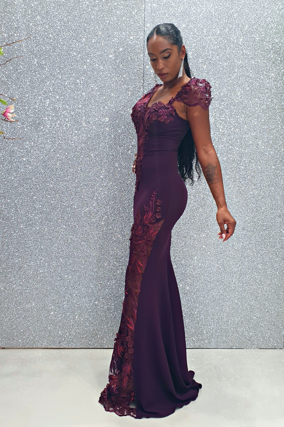Abito lungo a sirena viola Chanttal con inserto in tulle ricamato a fiori 3D e perline, elegante e femminile.