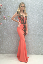 Abito lungo corallo Chanttal a sirena con ricami floreali neri e dorati, elegante e sofisticato per occasioni speciali.