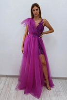 Abito lungo in tulle magenta Moda-Mania con corpetto fiorato 3D e fiocco su una spalla, elegante e femminile.