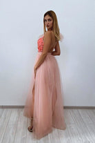 Abito lungo in tulle pesca Moda-Mania con corpetto a fiori 3D e fiocco su una spalla, elegante e femminile.