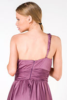Abito lungo lilla in tessuto satinato monospalla con spacco laterale, vestito elegante di Moda-Mania.