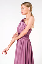 Abito lungo lilla in tessuto satinato monospalla con spacco laterale, moda-mania, elegante e femminile.