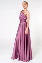Abito lungo lilla in tessuto satinato con spacco laterale e dettaglio monospalla, moda elegante Moda-Mania.