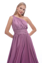 Abito lungo lilla in tessuto satinato monospalla con spacco laterale, vestito elegante Moda-Mania per occasioni speciali.