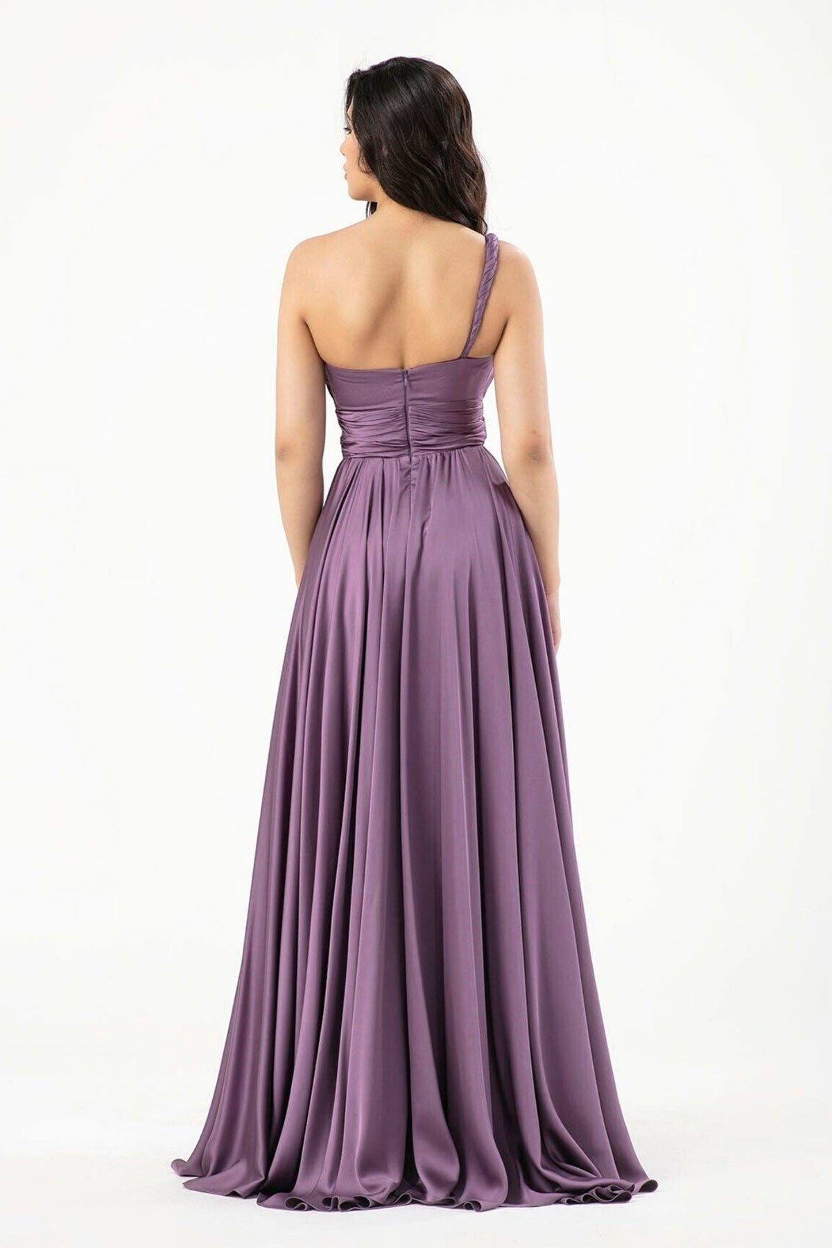 Abito lungo lilla in satinato monospalla con spacco laterale, abiti lunghi moda-mania, elegante e sofisticato.