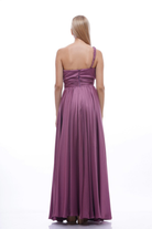 Abito lungo lilla in tessuto satinato con spacco laterale e dettaglio monospalla, moda elegante Moda-Mania.
