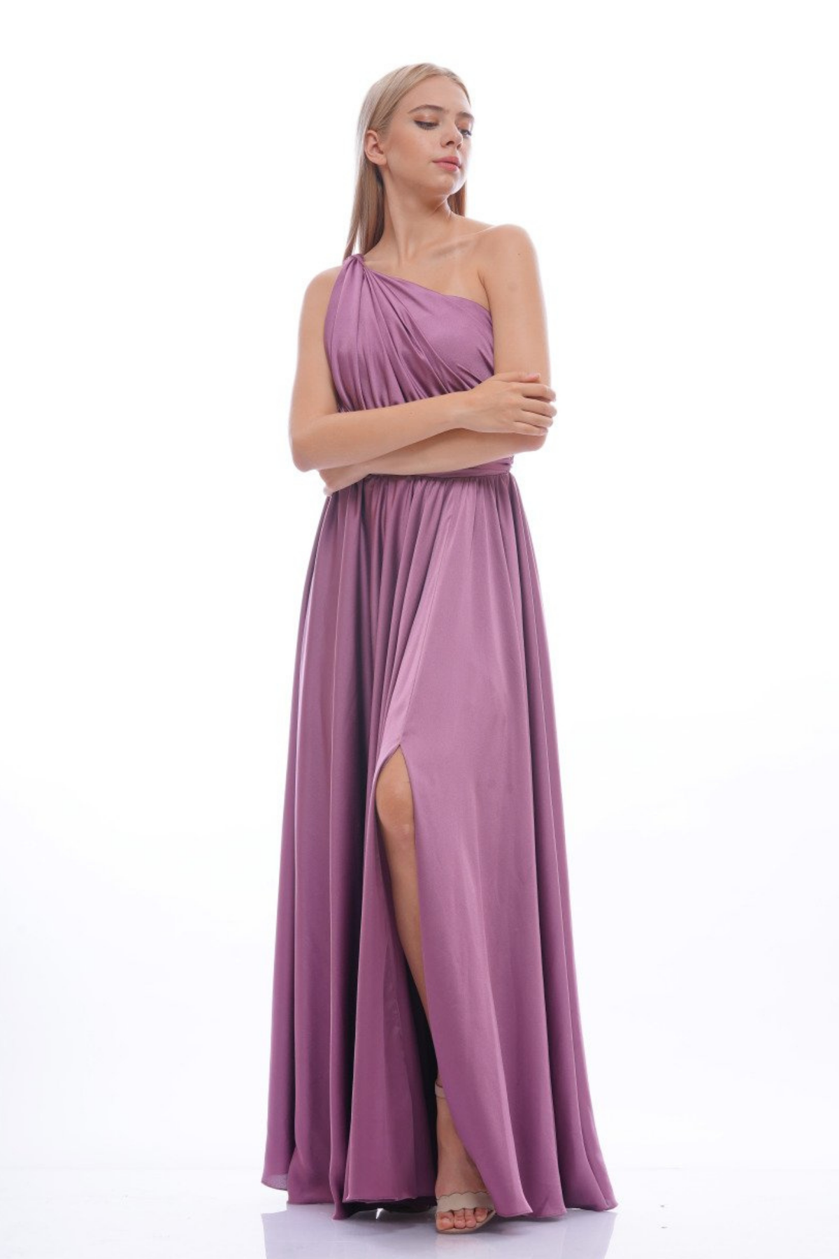 Abito lungo lilla in tessuto satinato monospalla con spacco laterale, abiti lunghi moda-mania, elegante e raffinato.