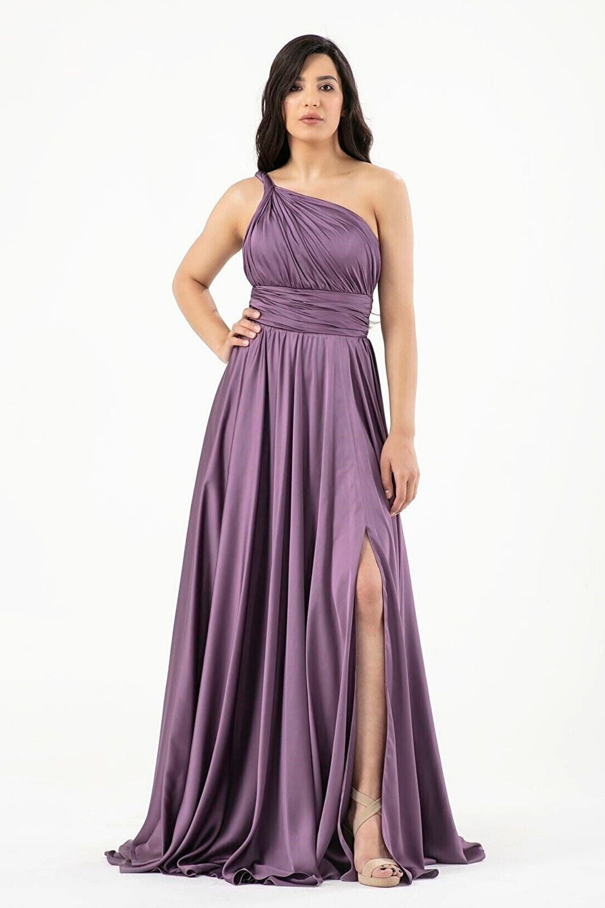 Abito lungo lilla in tessuto satinato monospalla con spacco laterale, moda-mania, elegante e femminile, dettaglio vestito.