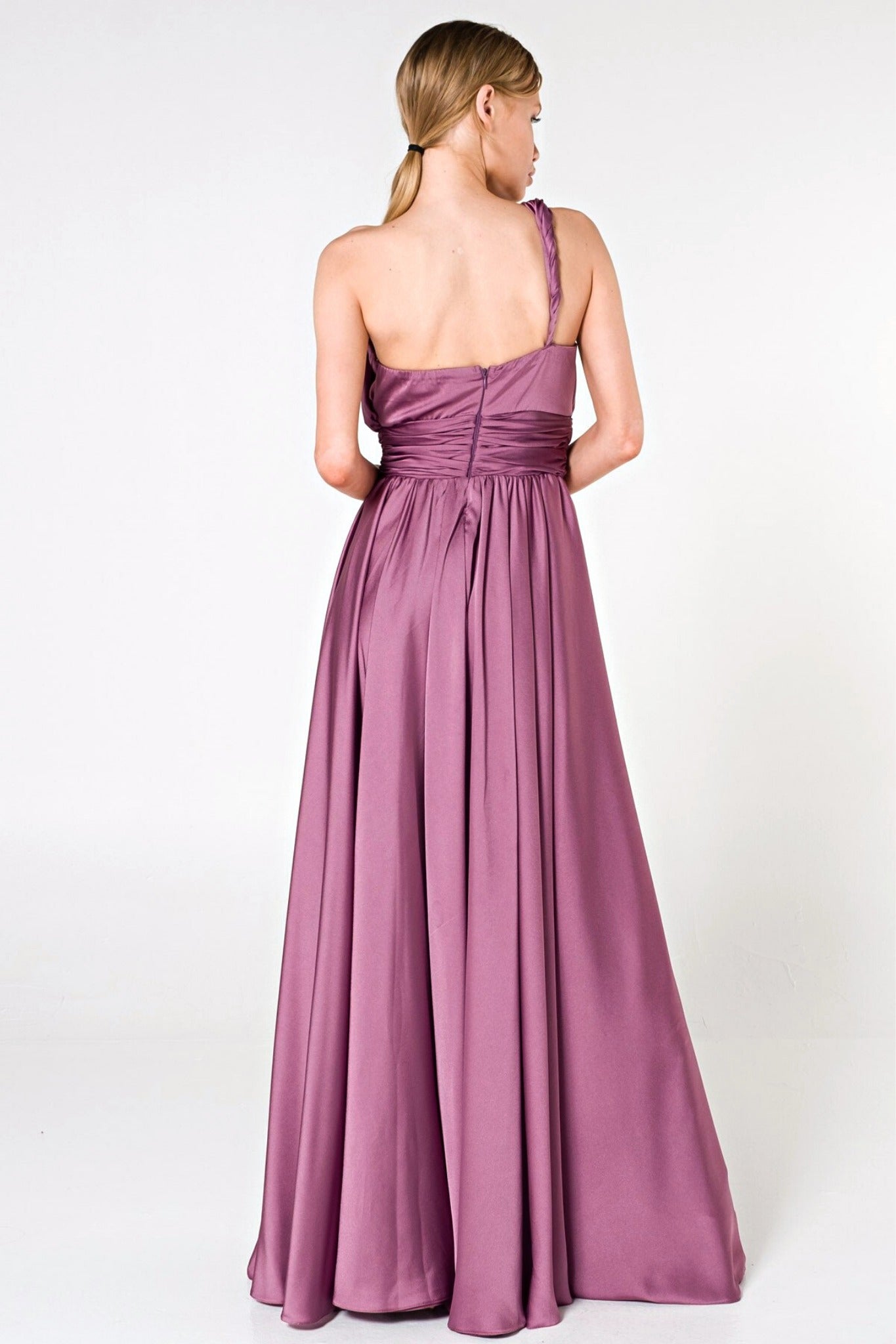 Abito lungo lilla in tessuto satinato monospalla con spacco