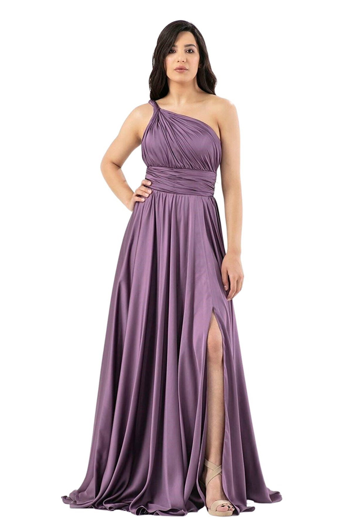 Abito lungo lilla in tessuto satinato monospalla con spacco laterale, firma Moda-Mania, abbigliamento elegante da sera.