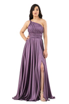 Abito lungo lilla in tessuto satinato monospalla con spacco laterale, firma Moda-Mania, abbigliamento elegante da sera.