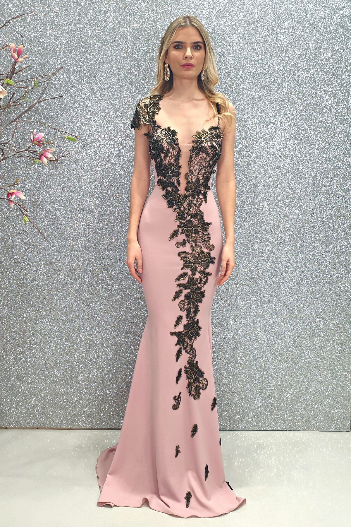 Abito lungo rosa Chanttal a sirena con ricami floreali neri e dorati, elegante e femminile, visibile in dettaglio nell'immagine.