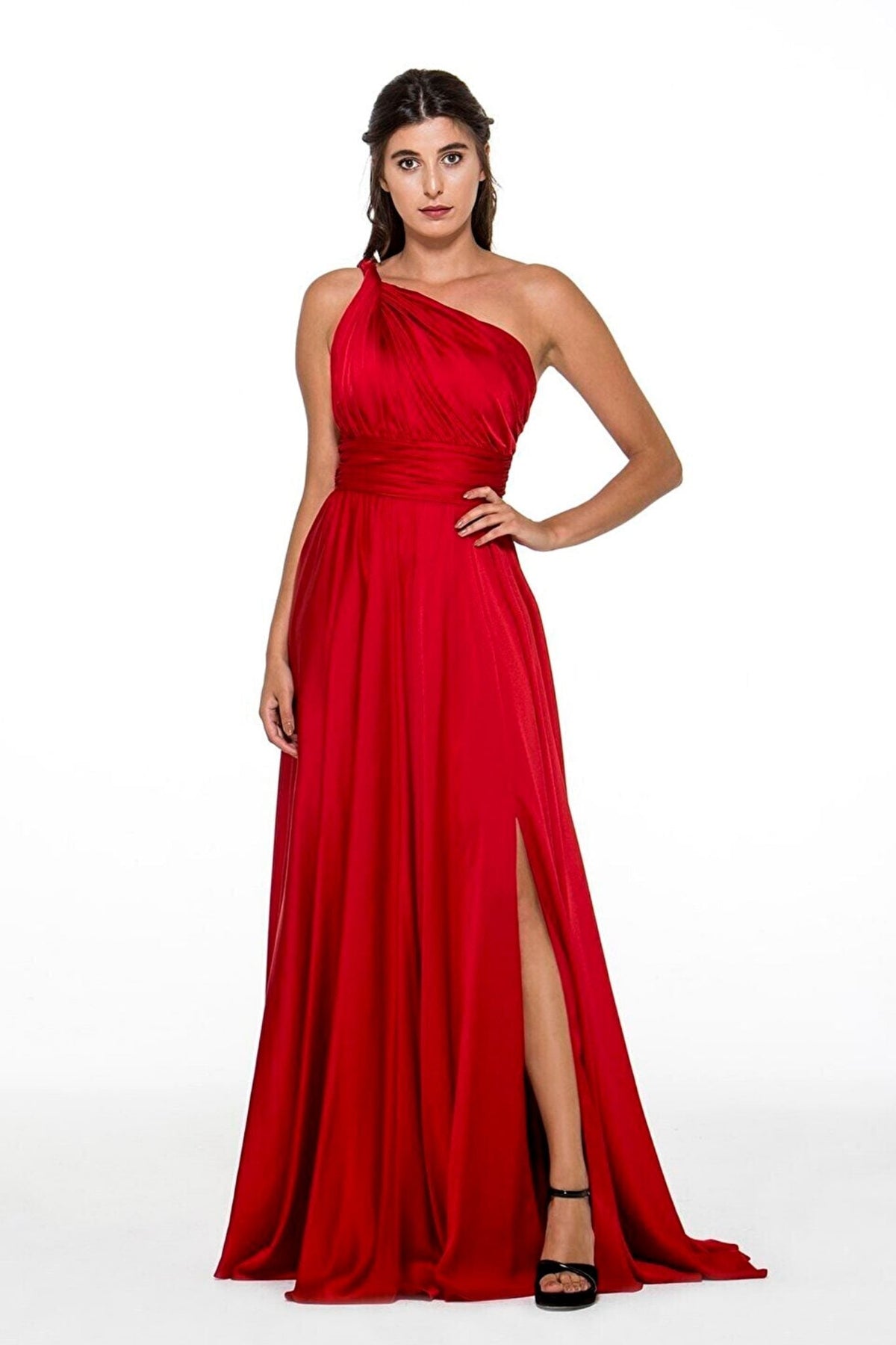 Abito lungo rosso in tessuto satinato monospalla con spacco laterale, vestito elegante Moda-Mania.