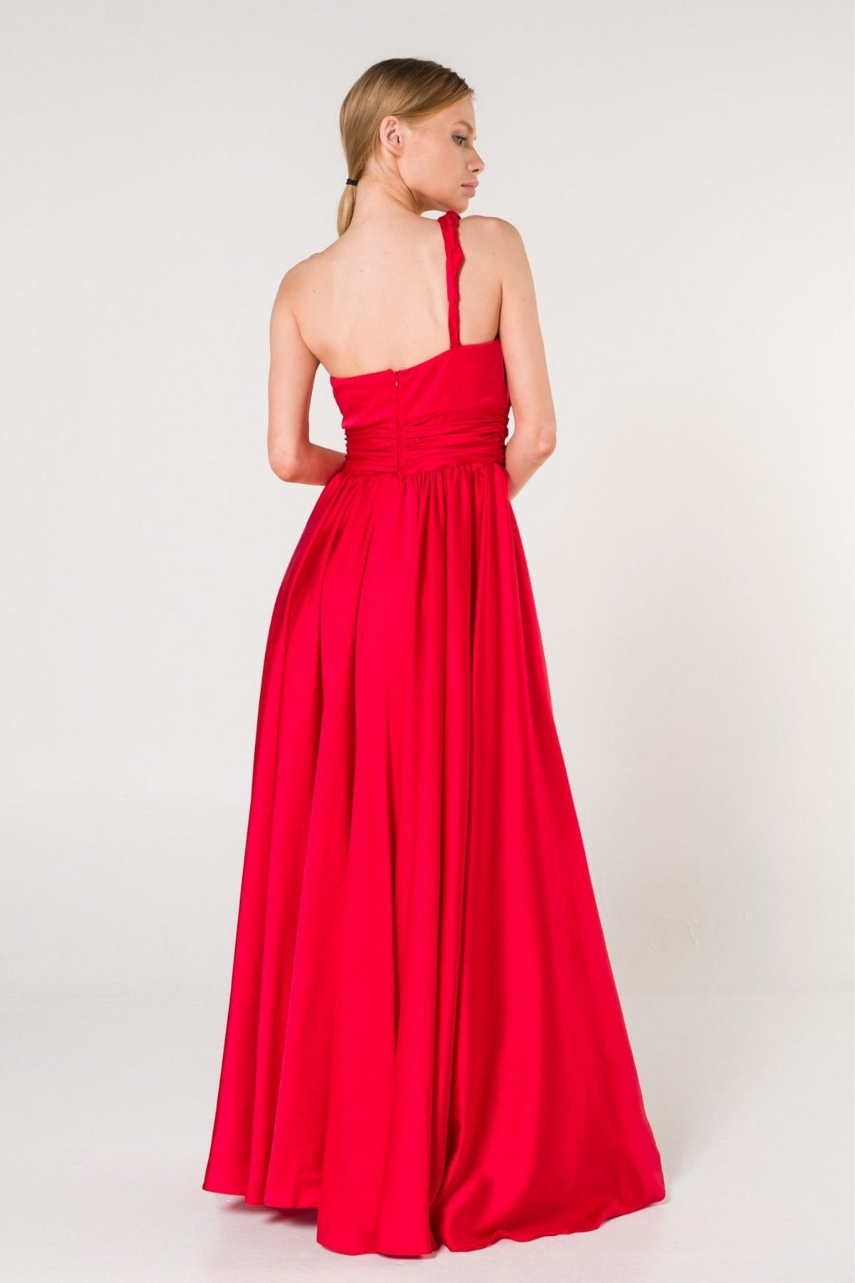 Abito lungo rosso in tessuto satinato monospalla con spacco laterale, firmato Moda-Mania, indossato su un modello.