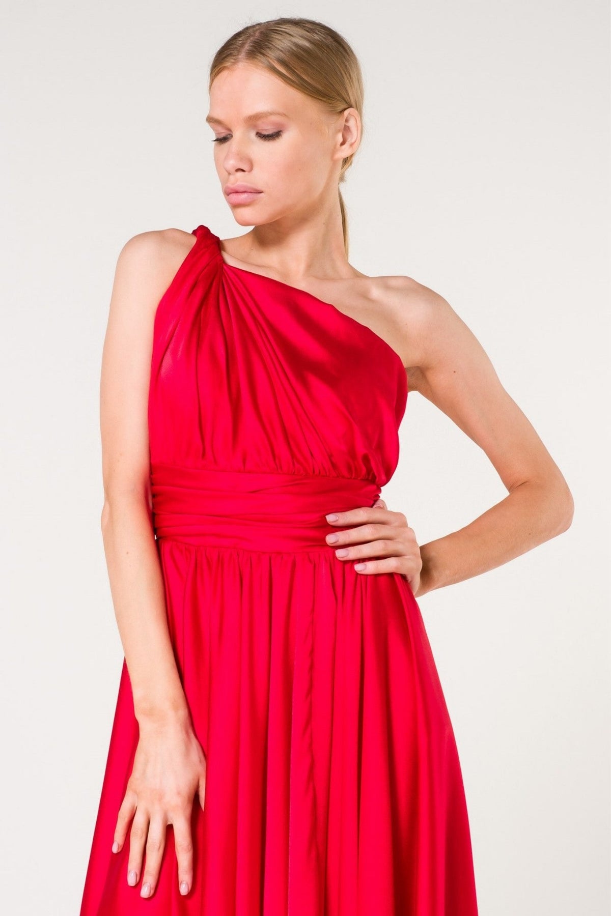 Abito lungo rosso in tessuto satinato monospalla con spacco laterale, abiti lunghi Moda-Mania, elegante e femminile.