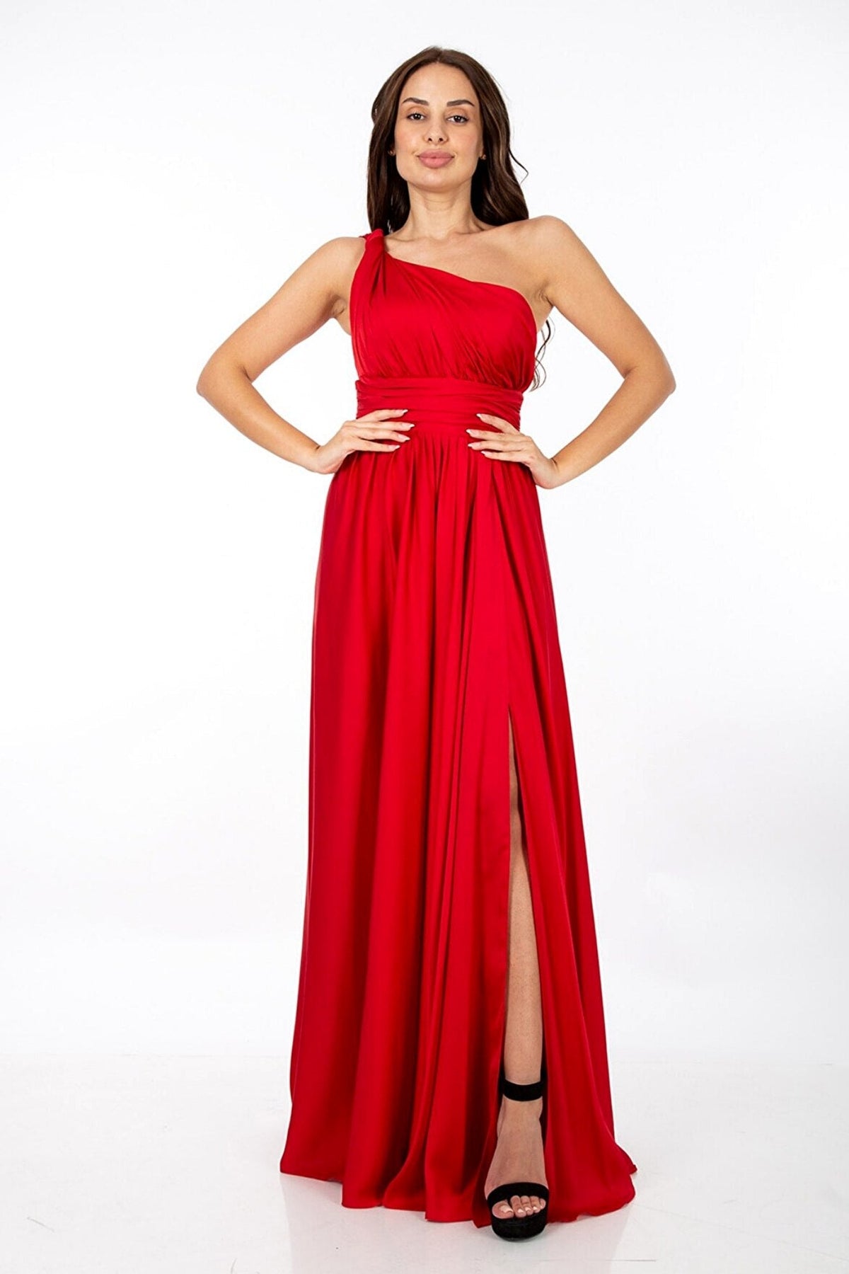 Abito lungo rosso in tessuto satinato monospalla con spacco laterale, elegante vestito da sera Moda-Mania.