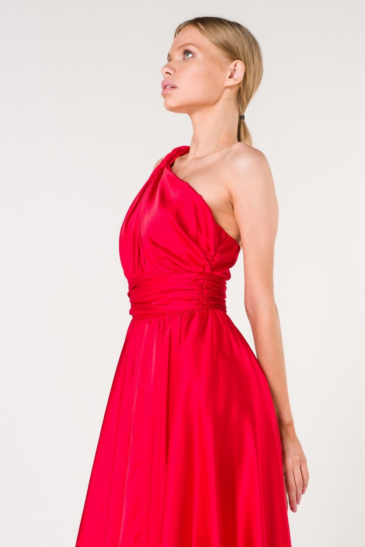 Abito lungo rosso in tessuto satinato monospalla con spacco laterale, moda-mania, elegante e femminile.