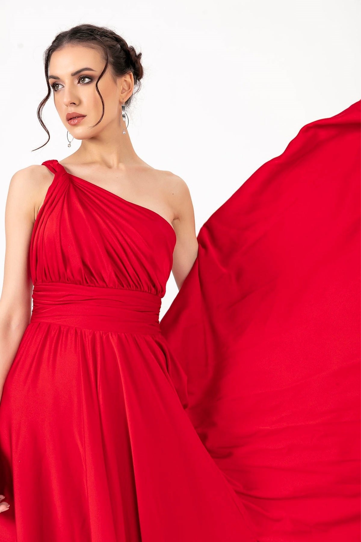Abito lungo rosso in tessuto satinato monospalla con spacco laterale, firmato Moda-Mania, in tessuto elegante e lucido.
