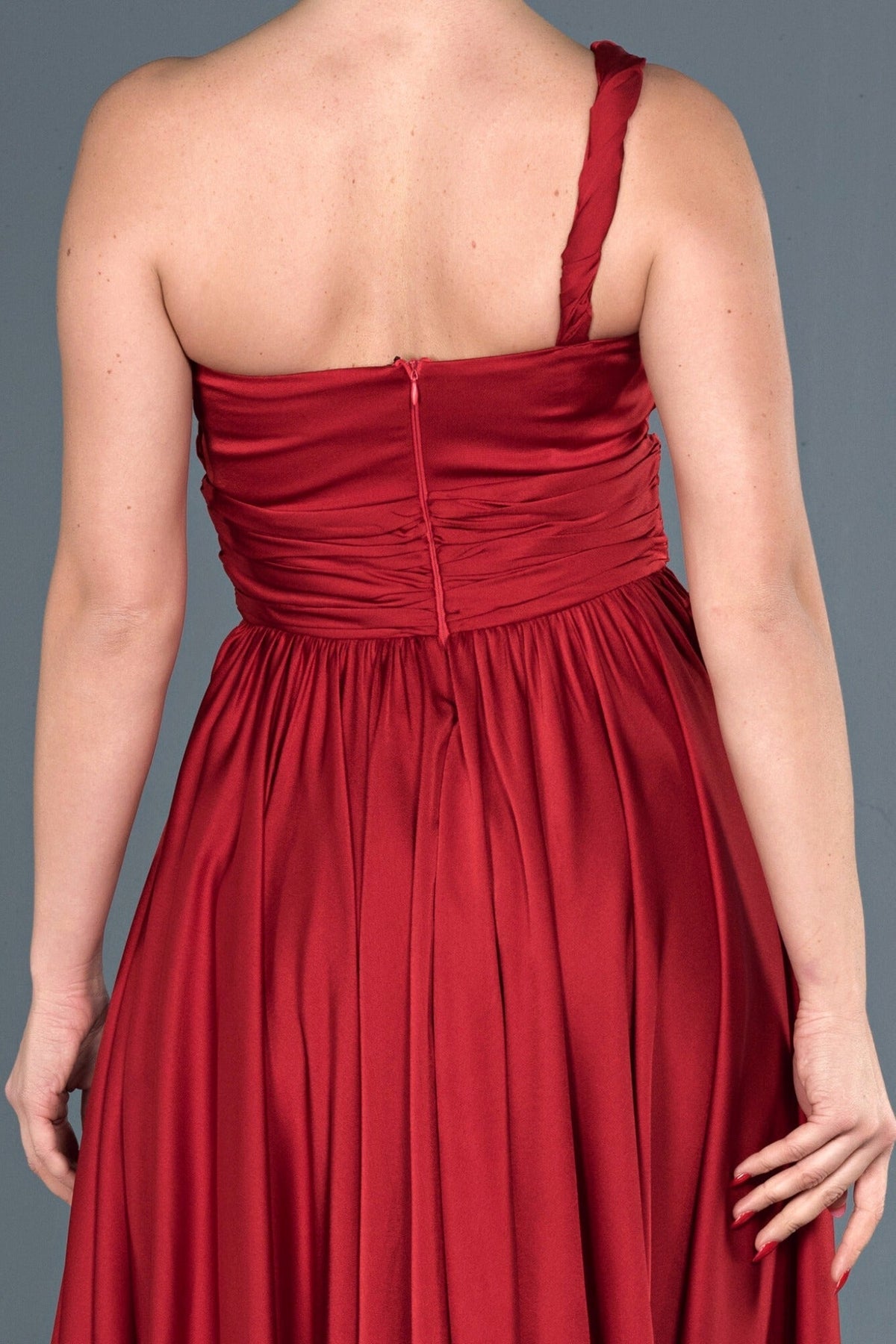 Abito lungo rosso in tessuto satinato monospalla con spacco laterale, vestito elegante di Moda-Mania.