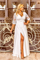 Abito lungo svasato banco per donne curvy con maniche tre quarti e corpetto ricamato con paillettes, marca Moda-Mania.