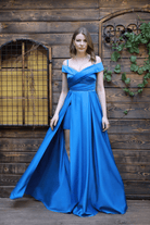 Abito lungo svasato blu celeste in taffetà con scollo a barchetta e spacco laterale, moda Moda-Mania, elegante e femminile.
