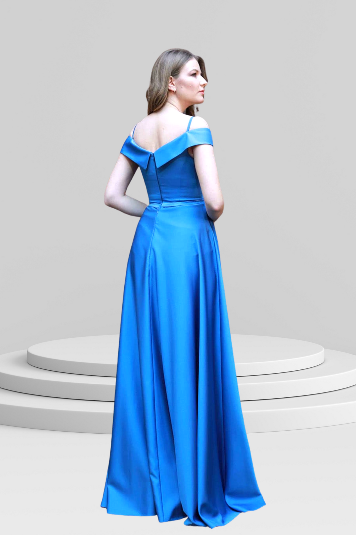 Abito lungo svasato blu celeste in taffetà di Moda-Mania con scollo a barchetta e spacco laterale.