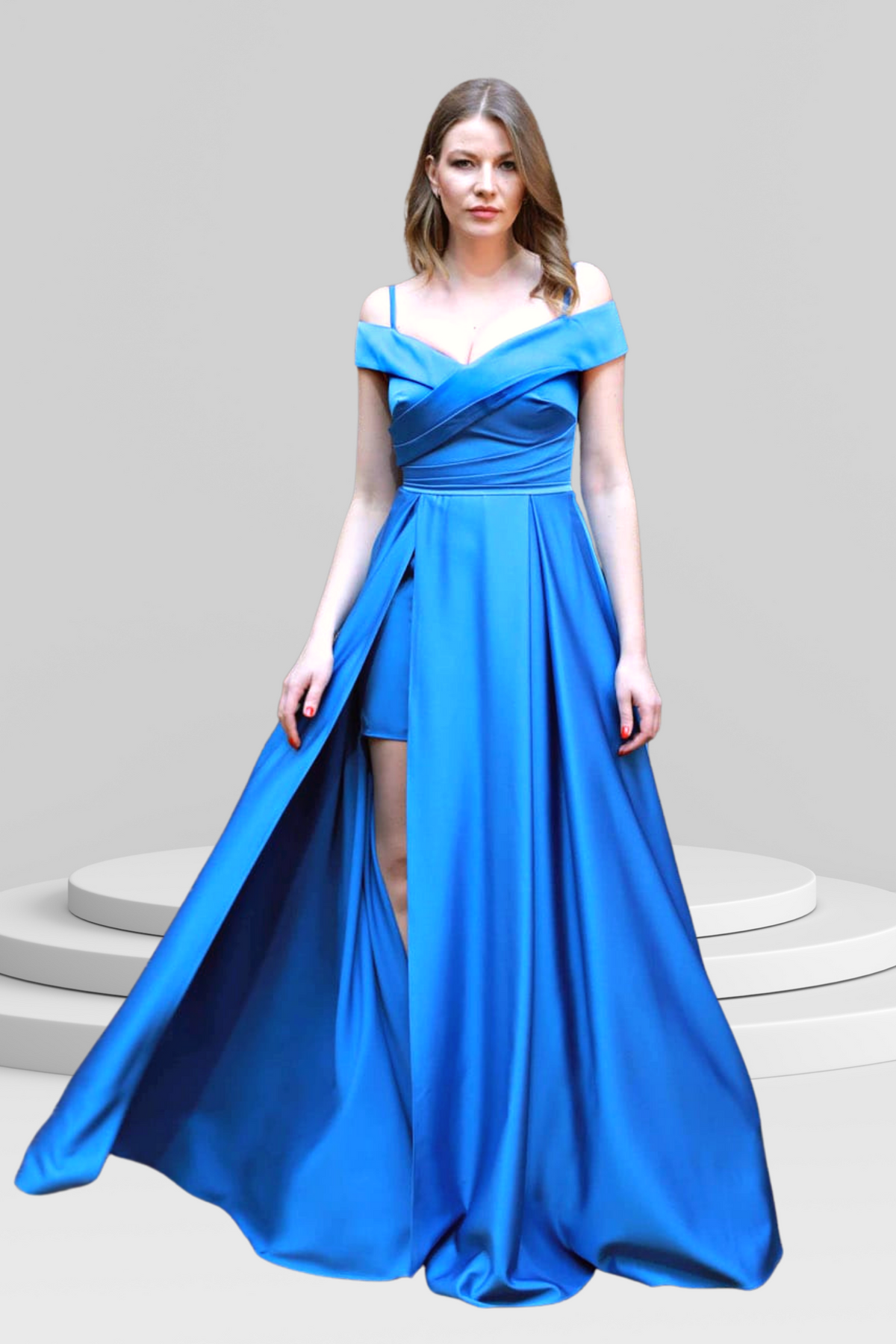 Abito lungo svasato blu celeste in taffetà con scollo a barchetta e spacco laterale, firmato Moda-Mania.