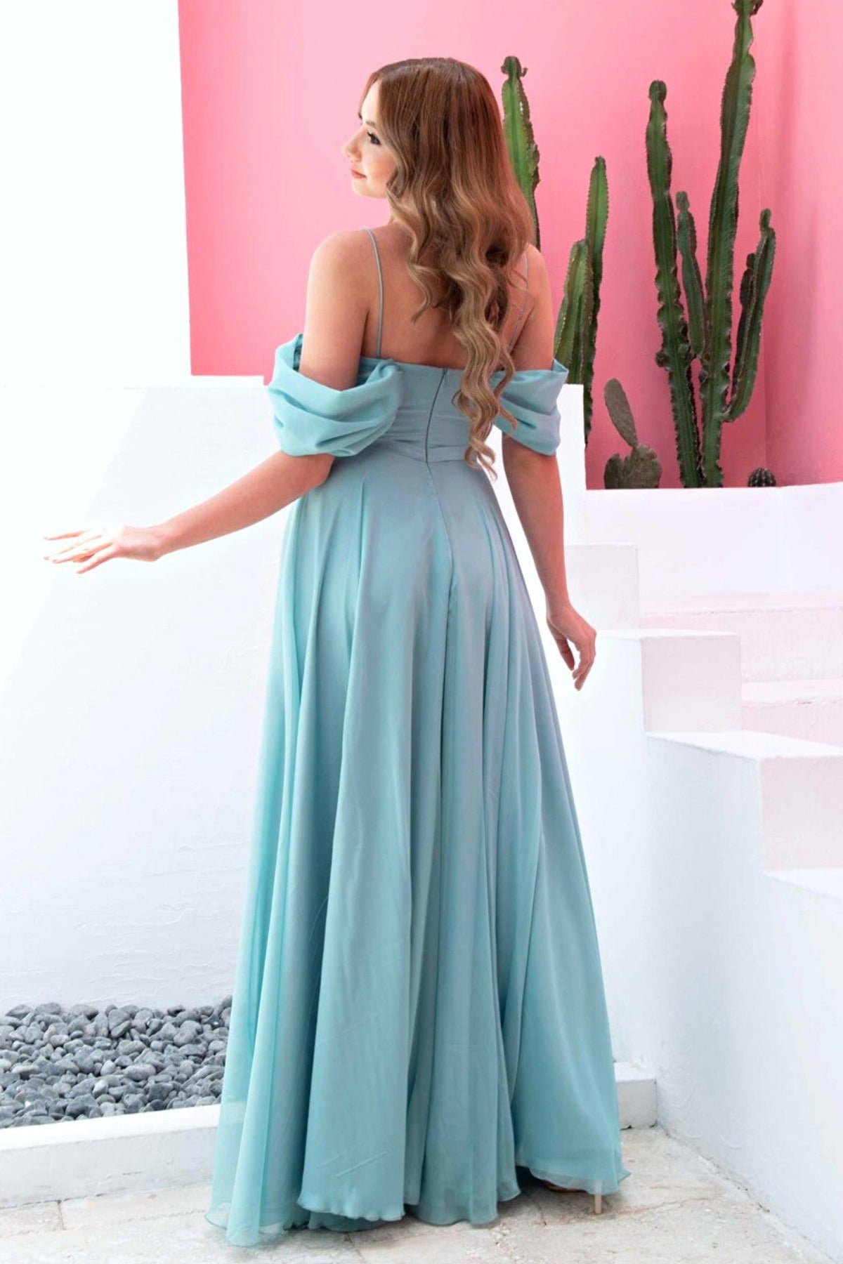 Abito lungo svasato celeste Moda-Mania con scollo a cuore e spacco laterale, dettagli eleganti e tessuto fluido.