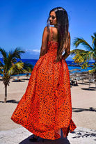 Abito lungo estivo svasato arancione con fantasia maculata nera e spacchi laterali, marca Moda-Mania, in tessuto leggero e elegante.