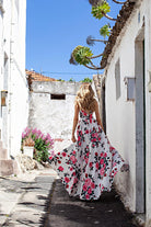 Abito lungo svasato estivo bianco con fantasia floreale fucsia e verdi, spacchi laterali, di marca Moda-Mania.