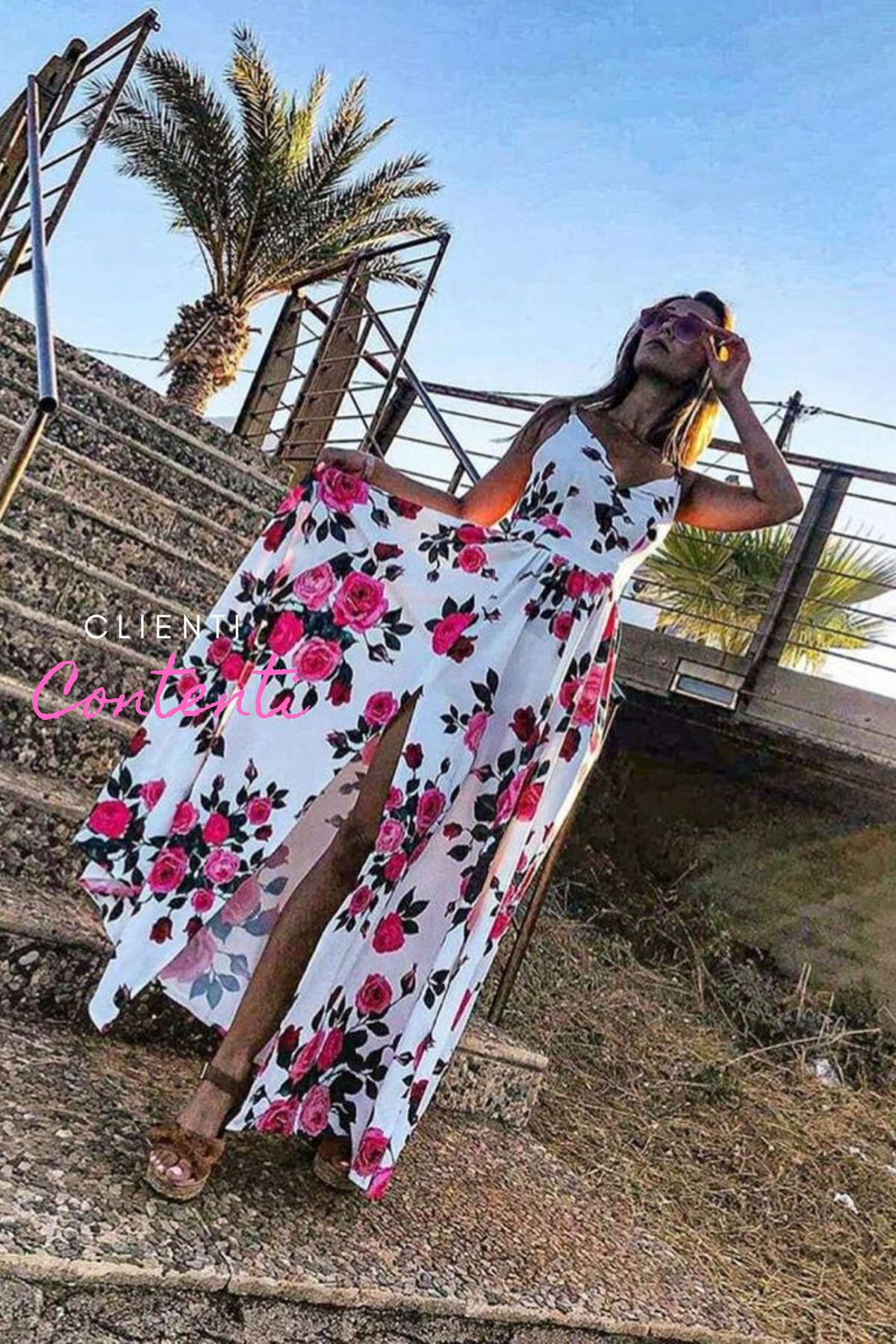Abito lungo svasato estivo bianco con fantasia floreale fucsia e verde, spacchi laterali, Moda-Mania, abiti lunghi.