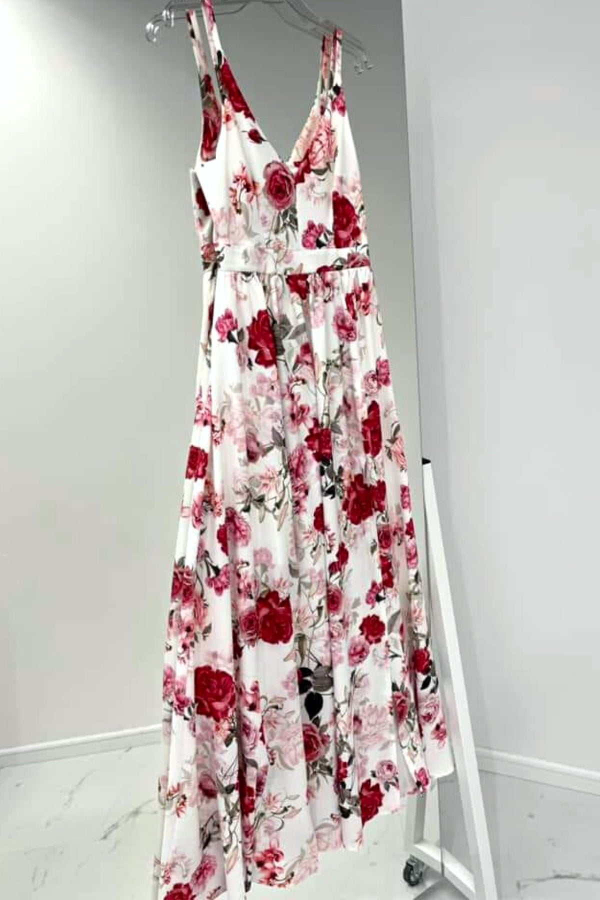 Abito lungo svasato estivo bianco con fantasia floreale rossa e rosa e spacchi laterali, marca Moda-Mania.