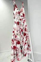 Abito lungo svasato estivo bianco con fantasia floreale rossa e rosa e spacchi laterali, marca Moda-Mania.