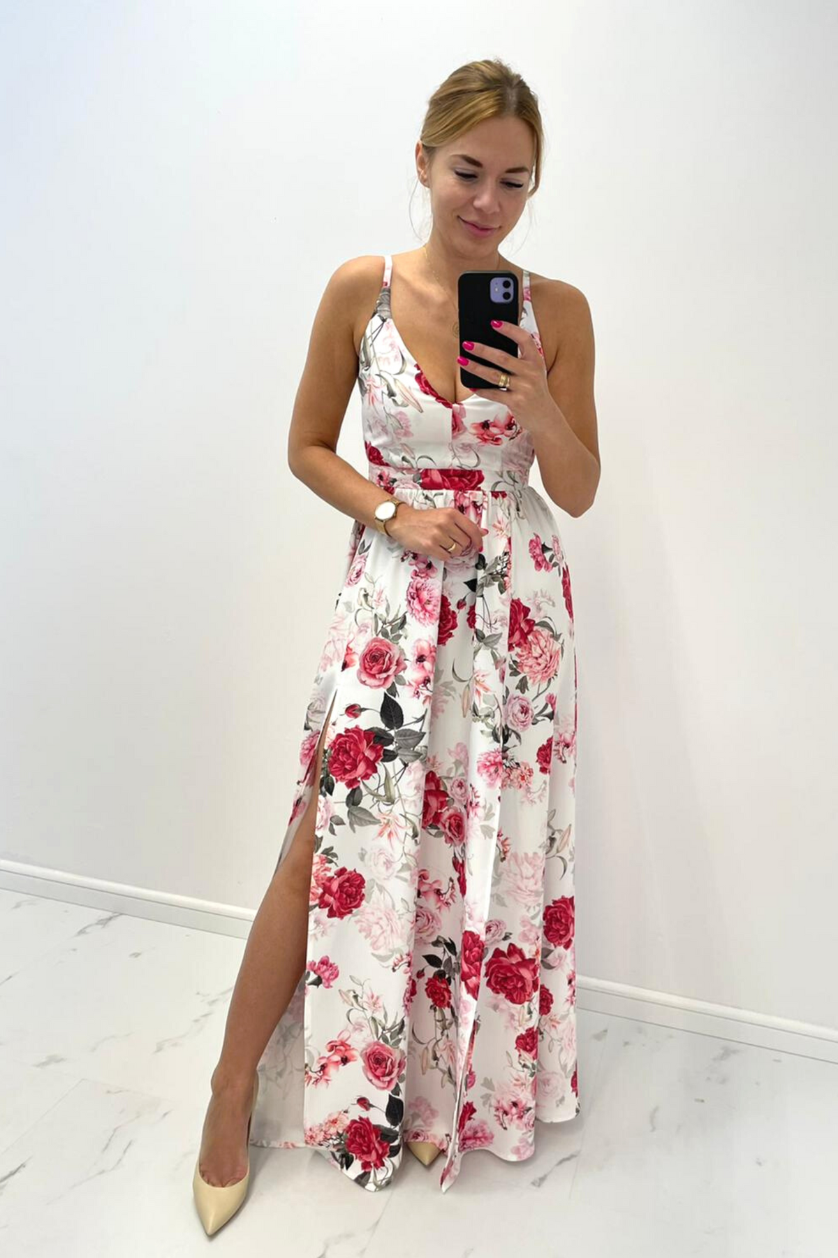 Abito lungo svasato estivo bianco con fantasia floreale rossa e rosa e spacchi laterali, marca Moda-Mania.