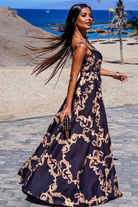 Abito lungo svasato estivo nero con fantasia damascata e spacchi laterali, moda-mania, vestito elegante e leggero per l'estate.