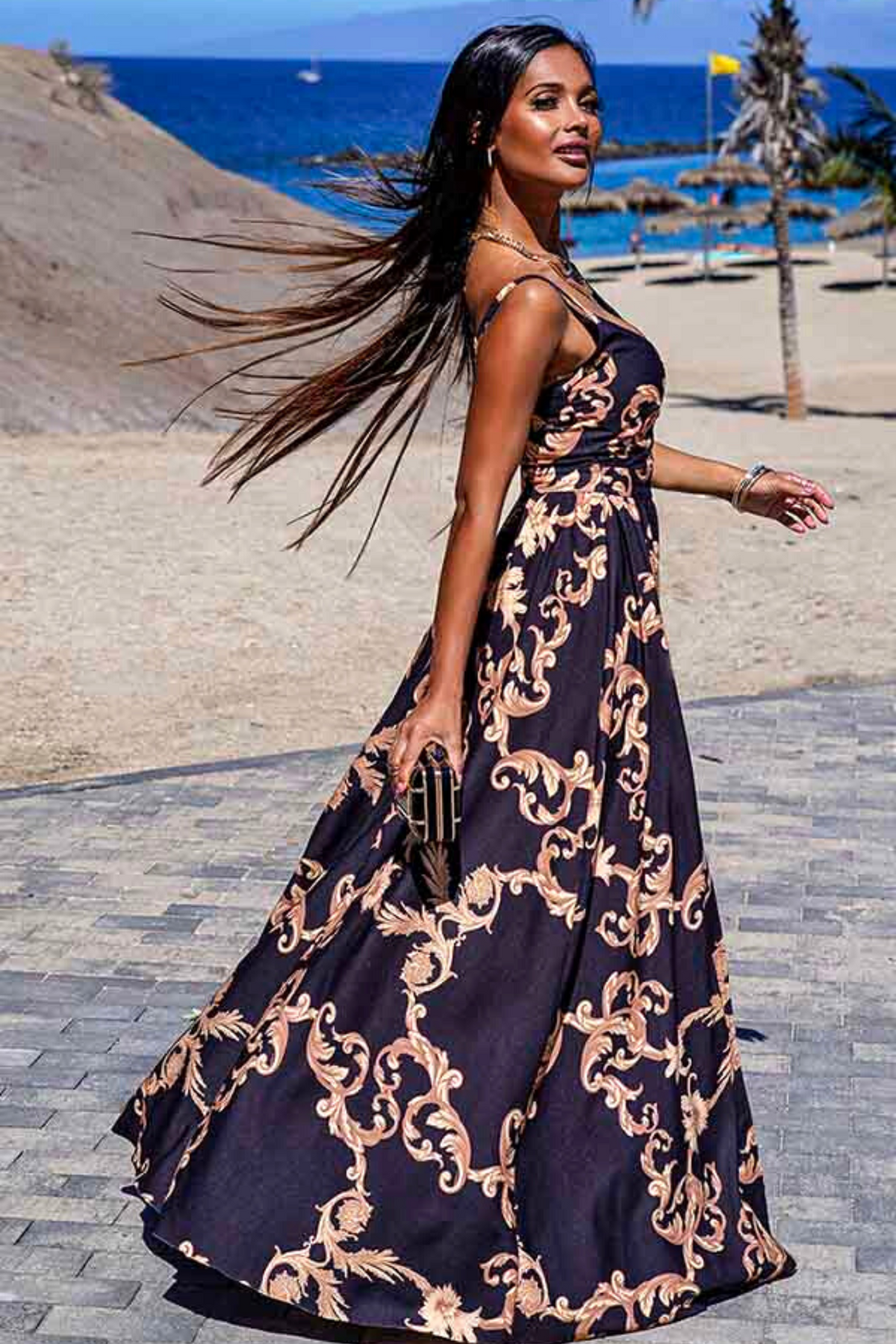 Abito lungo svasato estivo nero con fantasia damascata e spacchi laterali, moda-mania, vestito elegante e leggero per l'estate.